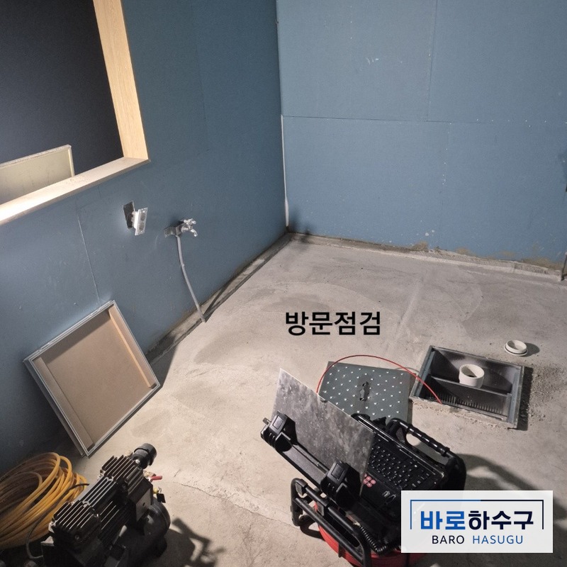 안양 식당 주방 바닥 집수정을 열고 점검하는 모습