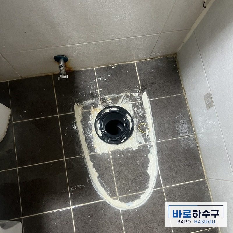 안양 변기막힘 현장, 변기를 탈거해 배관 입구가 드러난 화장실