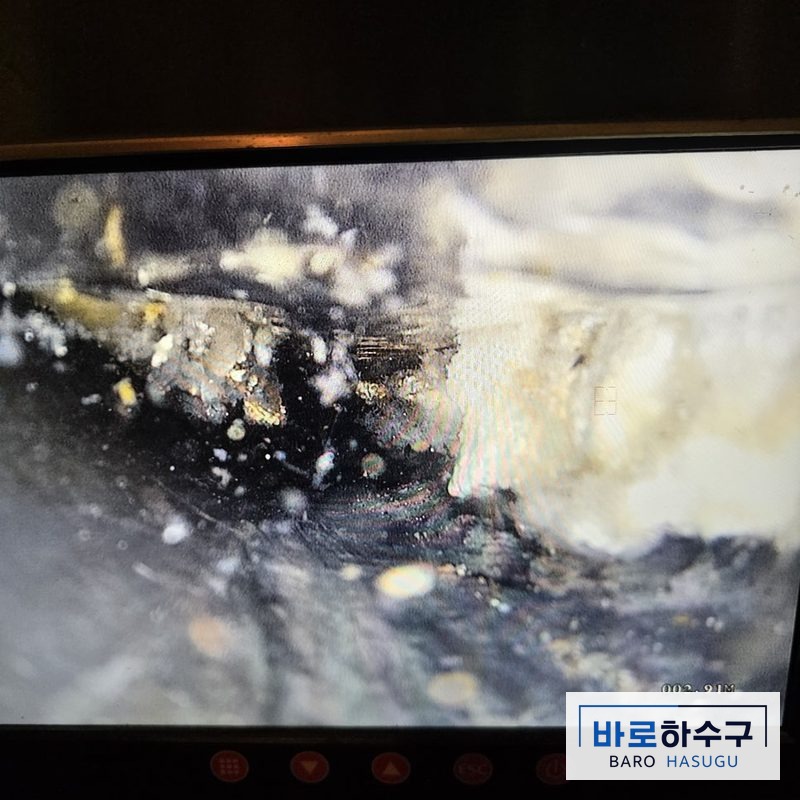 세탁실 하수구막힘 작업 전, 기름때가 관 벽을 덮은 배관 내시경 화면 (성남 현장)