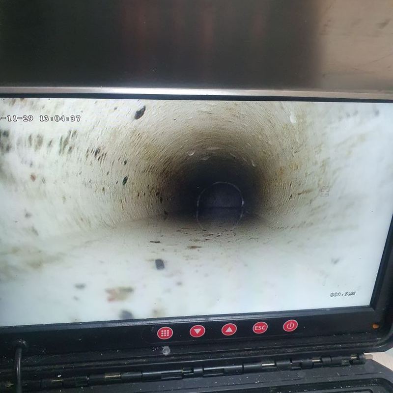 배관 세척 후 관 벽이 드러나고 통로가 넓게 확보된 싱크대 배관 내시경 화면 (안산 현장)